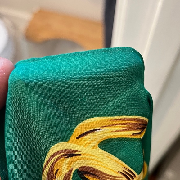 CHANEL Emerald and Gold Chain Motif Scarf - Picture 8 of 11